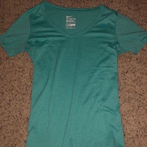 women’s dry fit nike tee